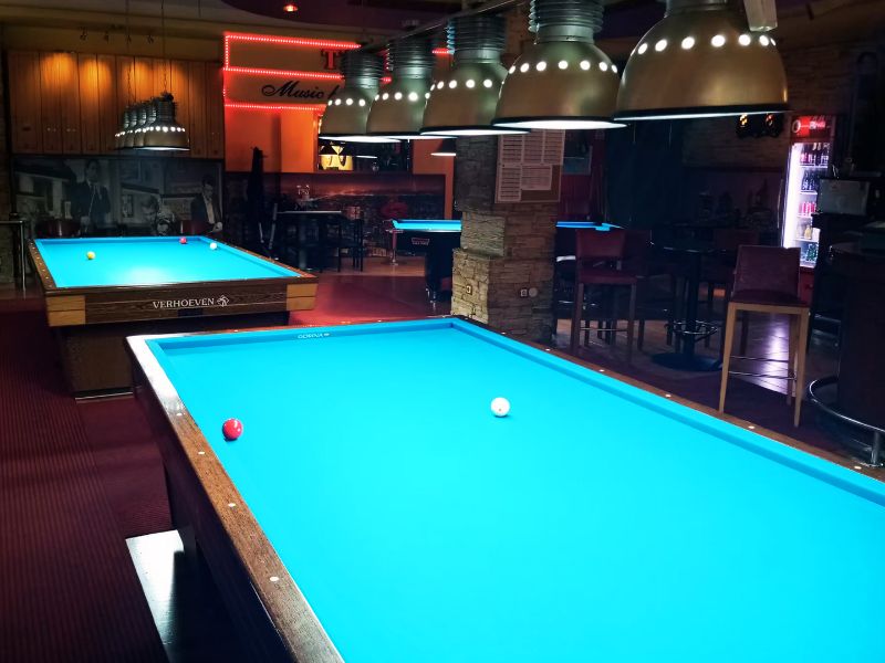 Εσωτερικός χώρος με καρέκλες και τραπέζια