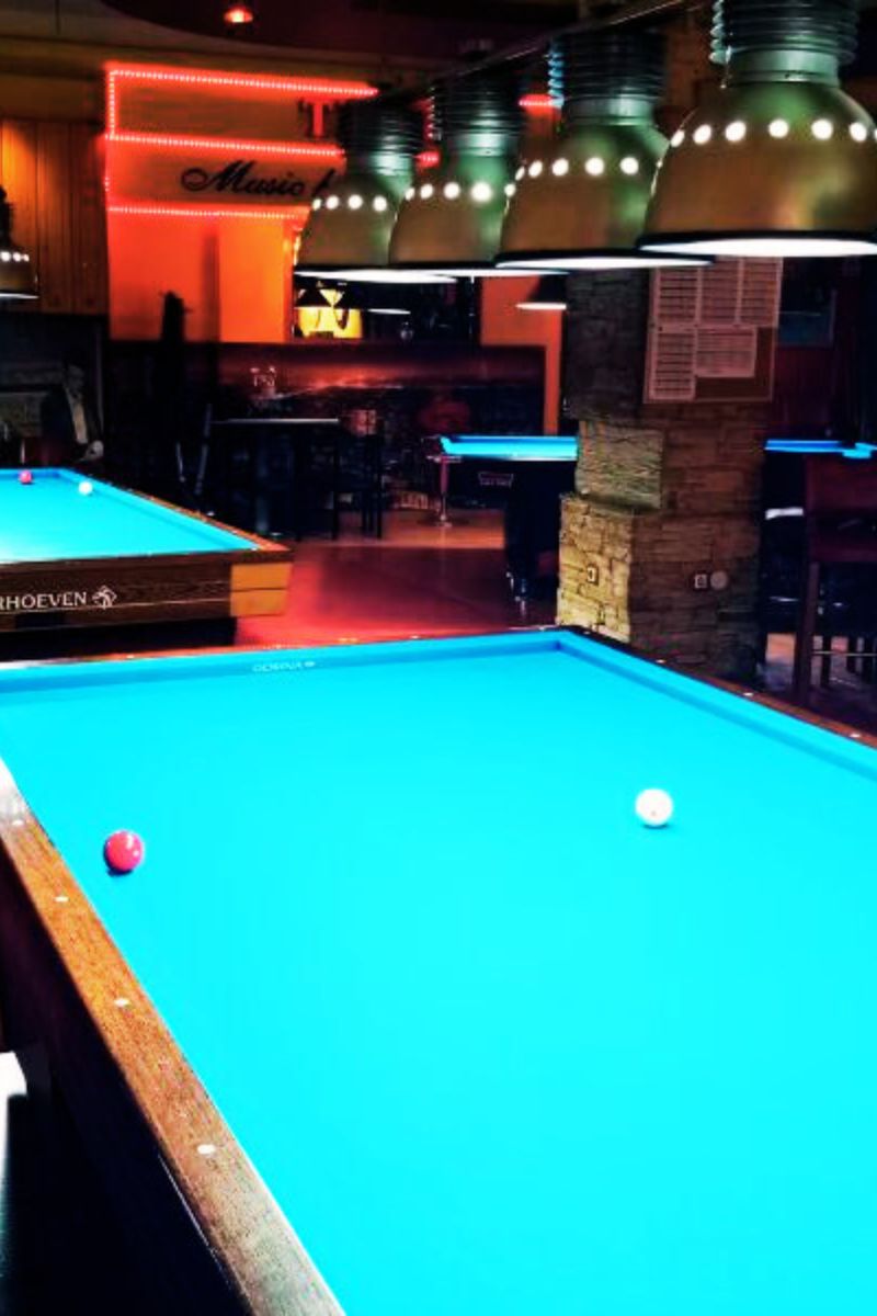 Εσωτερικός χώρος με καρέκλες και τραπέζια